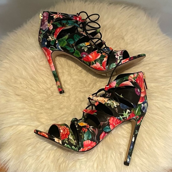 Never Worn/NWOT: Madden Girl “Raceyyy” Strappy Floral Sandals, Size 7 - Picture 7 of 7